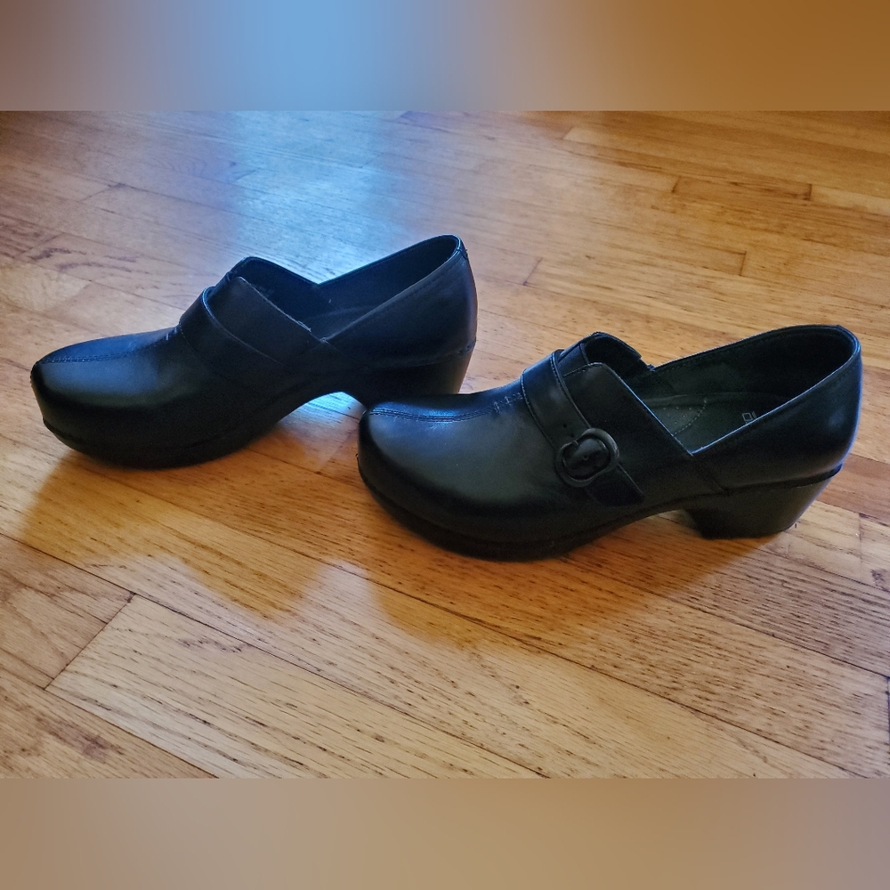 Dansko black leather clog/ shoe for women, sz 40 (9.5) excellent clean like new